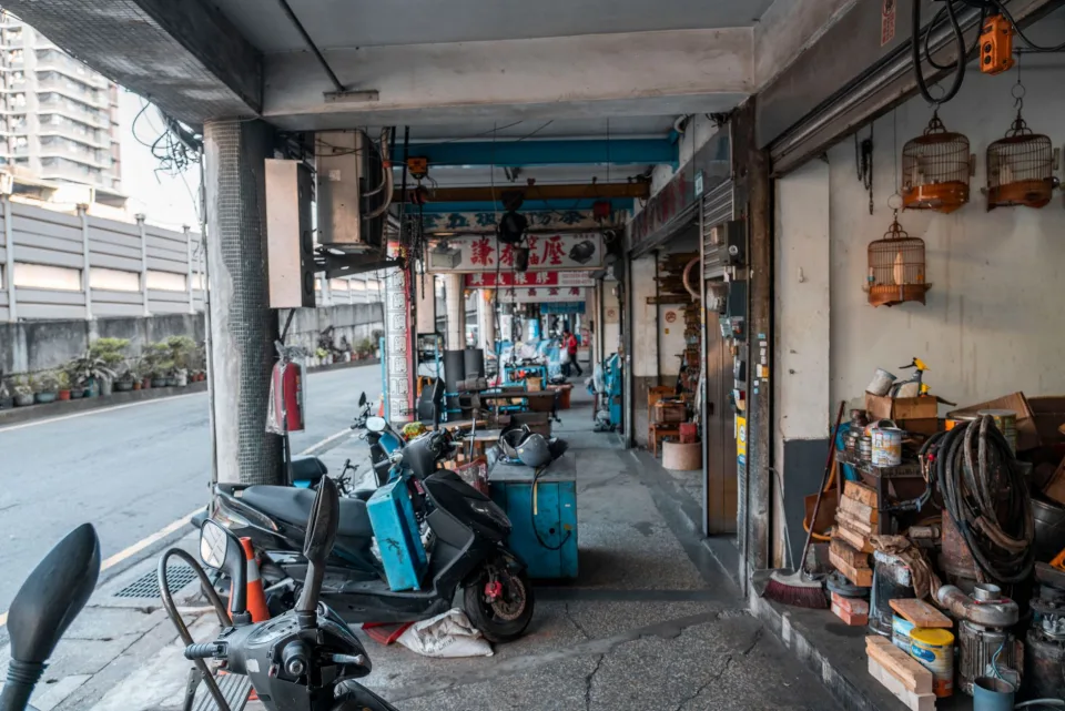 Tiệm sửa xe của Trương Đình Quý