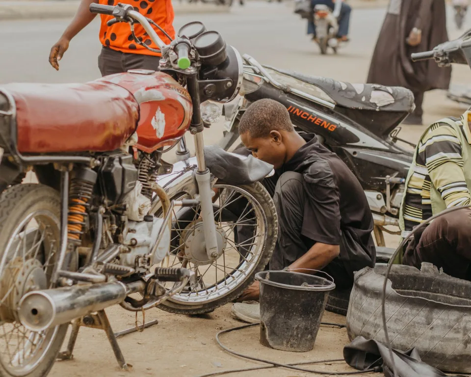 Xe bẩn dầu, máy kêu to — sau